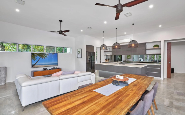 Canopy Views Luxury Holiday House Palm Cove