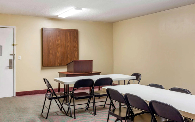 Econo Lodge Burlington I-40