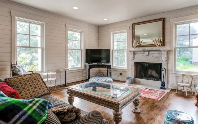 Modern Gearhart Getaway, Walk to Beach & Downtown!