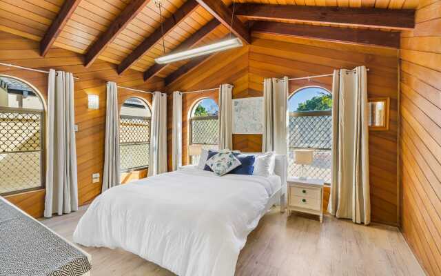 Waterfront Family Entertainer   5 Bedroom   Pool