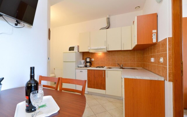 Nice Apartment in Starigrad Paklenica With Wifi and 2 Bedrooms