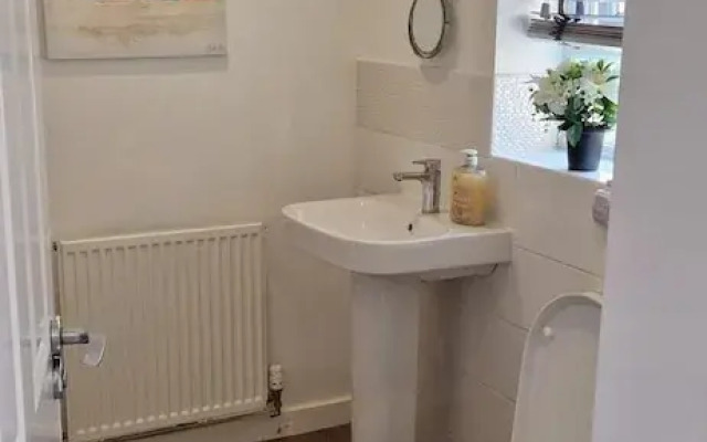 4-bed Charming Pet-friendly House w/ Garden