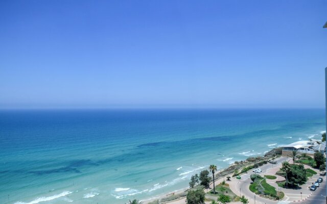 Netanya Panoramic Sea-View 4BR Apartment