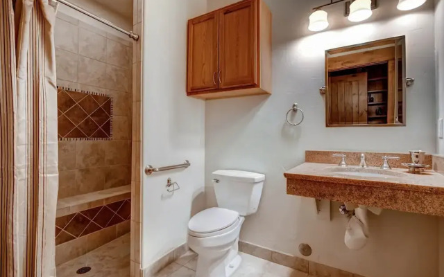 Hatari Lodge 5 Bedroom Home by RedAwning