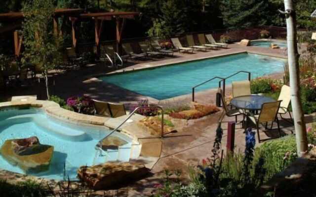 4 Bedroom Antlers Vacation Rental With Incredible Slopeside Views and Just a Short Walk to Gondola and Lionshead Village