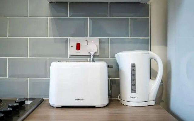 Modern Spacious 2 br House in Leigh, Free Parking