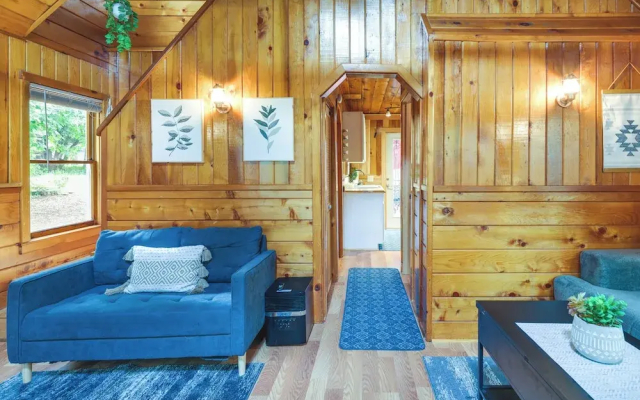 Fire Pit, Deck & Grill: Cozy Twain Harte Cabin!