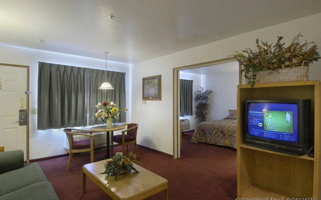Rodeway Inn & Suites Thousand Palms - Rancho Mirage