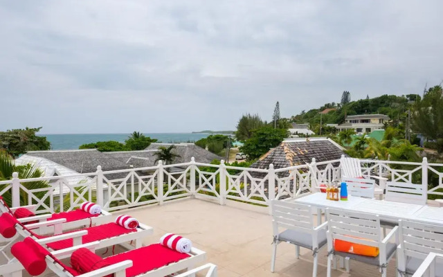 Dreamin Villa - 3 B R Beachfront w Staff