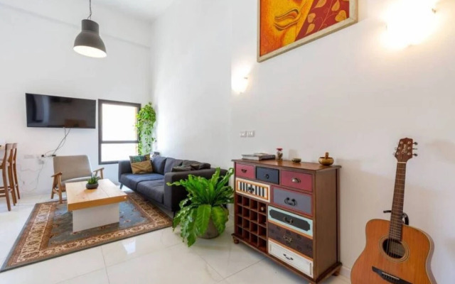 Beach Home in Tel Aviv near Water