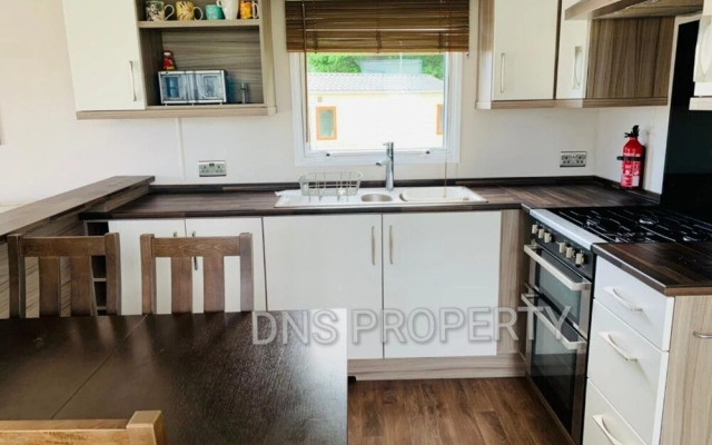 Luxury Caravan Only 10 Mins From the Beach