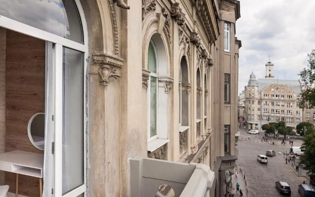 LEOGRAND Three Bedrooms VIP Apartment on Kniazia Romana 12