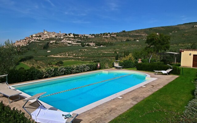 Quaint Farmhouse in Trevi With Swimming Pool