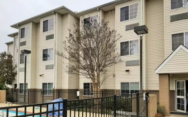 Russell Inn & Suites