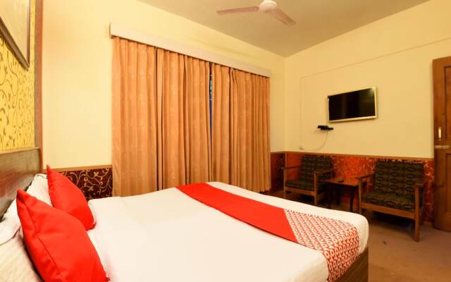 OYO 13586 Hotel Monarch