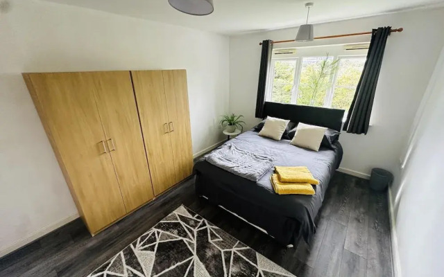 Two Bedroom Chic Apart,heathrow With Wifi & Sky tv