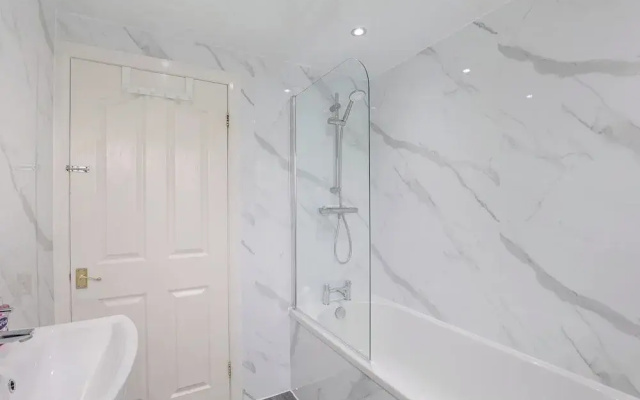 Spacious 4 Bedroom House With Parking