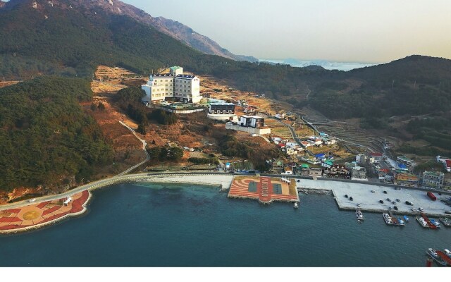 Geoje Arms on Shoulder Pension