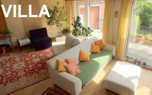 A Sunny And Green Real Home