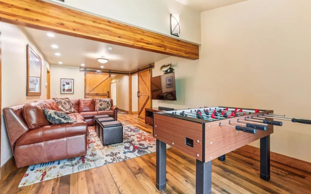 Friendly Fox Chalet 8 Bedroom Home by RedAwning