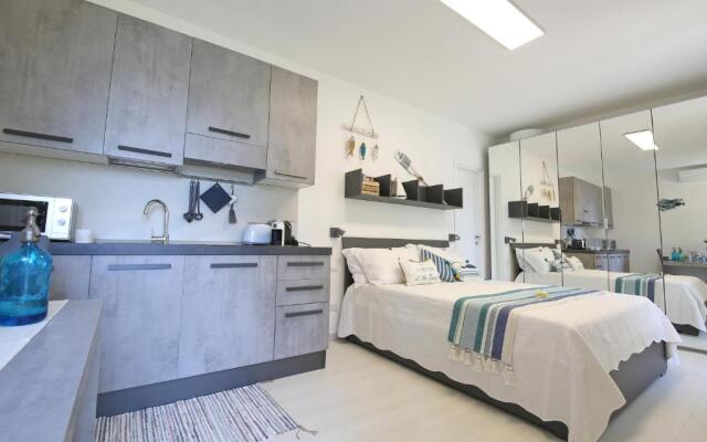 Apartment A lago, private beach and parking