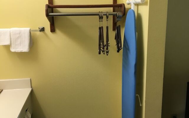 Days Inn by Wyndham Lamont/Monticello