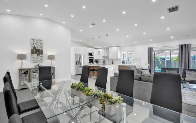 6BR Oasis with Heated Pool & Gameroom