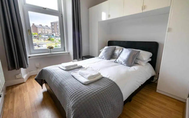 ☆ Bright, Modern West-End Apartment ☆