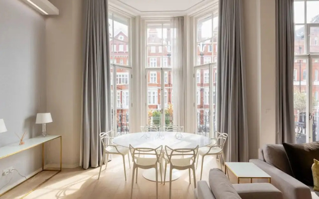 Presidential Residence 14ft High Ceilings