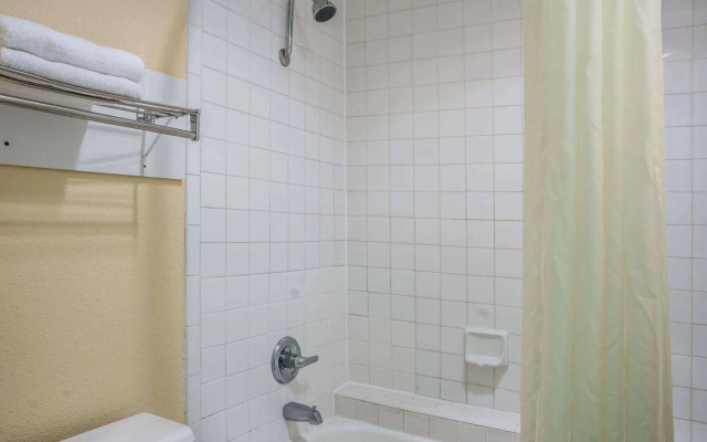 Super 8 by Wyndham San Marcos