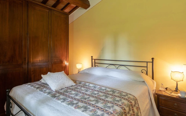 Spacious Villa at Lombriciano with Swimming Pool