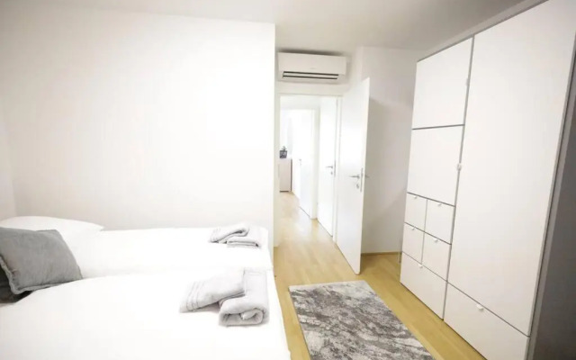 Charming Flat & Balcony near CentralStation Apt15