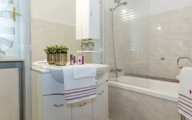 JOIVY Garden Oasis: 1BR Apt w/ Balcony & Parking