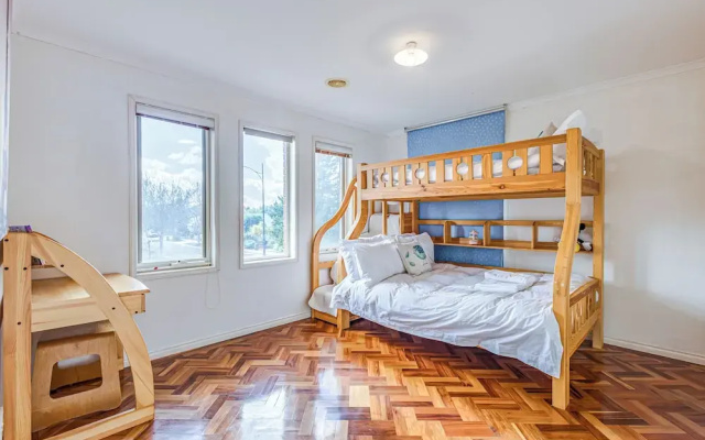 StayAU Family Home in Caroline Springs