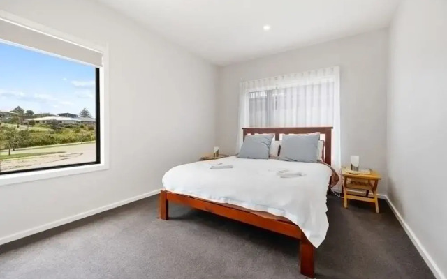 Modern Coastal Escape Pet Friendly With Fireplace