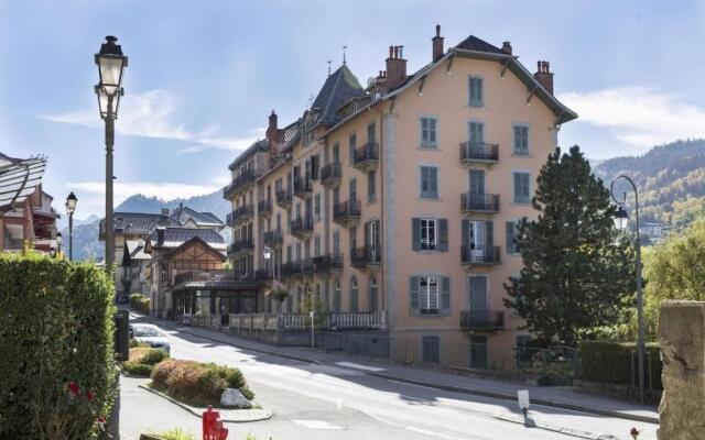 Luxury 2 bed apartment, central location with mountain views