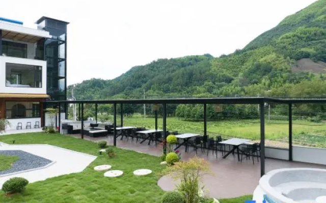 Semi-Wild · Crest Wild Pool & Family Vacation Homestay — 3-star hotel in Huzhou