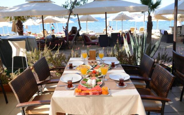 Manuela Hotel