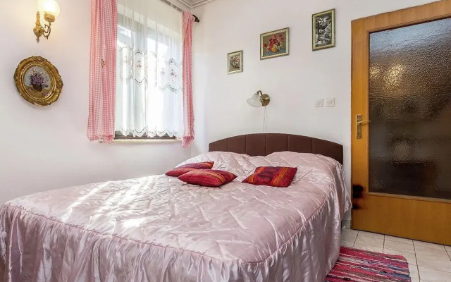 Studio Apartment in Liznjan With Shared Pool