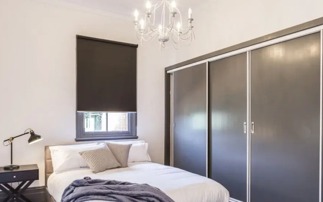 1 Bedroom Unit Close To Shops & Transport