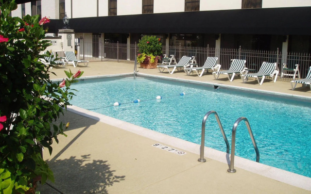 DoubleTree by Hilton St. Louis Airport