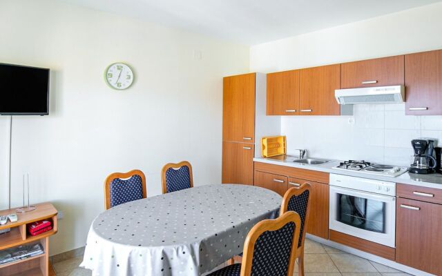Restful Apartment in Mastrinka near Beach & Town Center