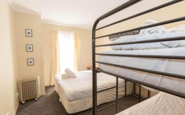 Acacia 5/2 Kirwan Close