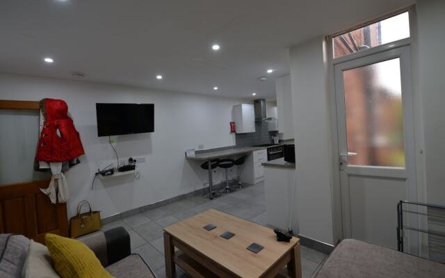 Enticing Holiday Home in Coventry With Garden