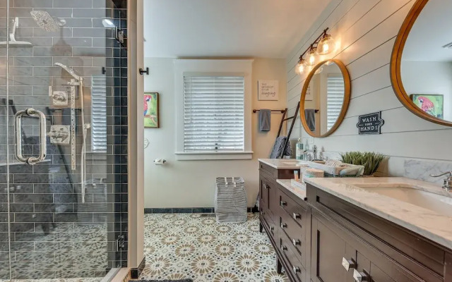 Chic Jacksonville Getaway, Walk to River & Parks!