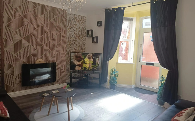 Beach Apartment - Sleeps 4, Garden & Parking