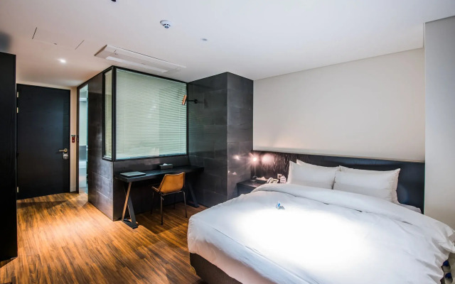 Rivertain Hotel
