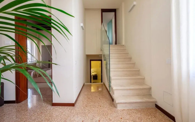 Venice Canal Palazzo Gracious and Modern 3 Bedroom Apartment