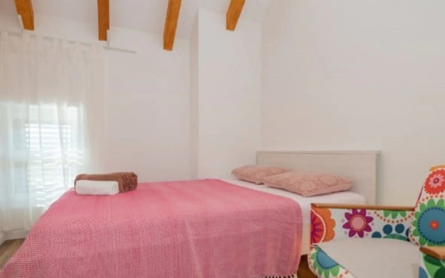 Adorable Holiday Home With Swimming Pool