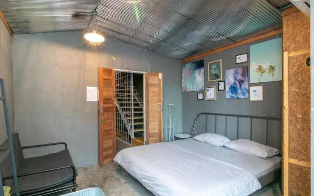 Zhelter Hostel Bangkok by ZUZU